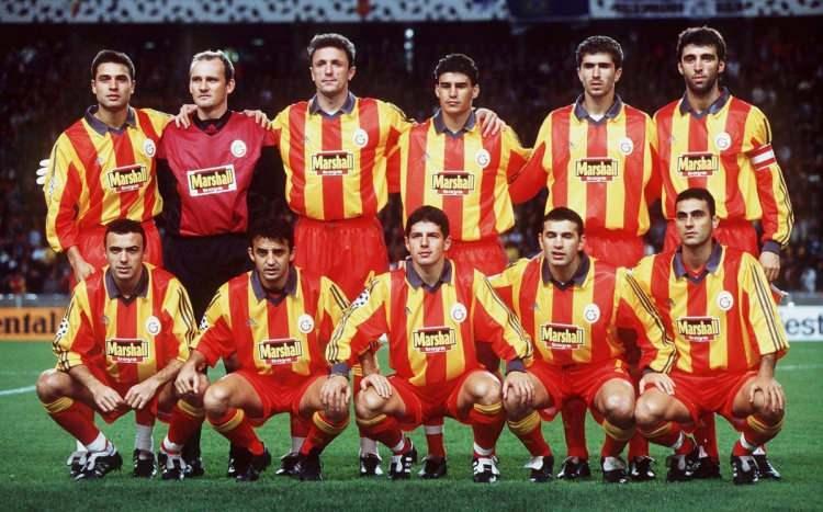 <p>GALATASARAY'IN 14. ŞAMPİYON KADROSU<br />
<br />
1999/2000 SEZONU<br />
<br />
Ayaktakiler: Fatih Akyel, Claduio Taffarel, Gheorghe Popescu, Capone, Ahmet Yıldırım, Hakan Şükür.<br />
<br />
Oturanlar: Artif Erdem, Suat Kaya, Emre Belözoğlu, Okan Buruk, Hasan Şaş</p>
