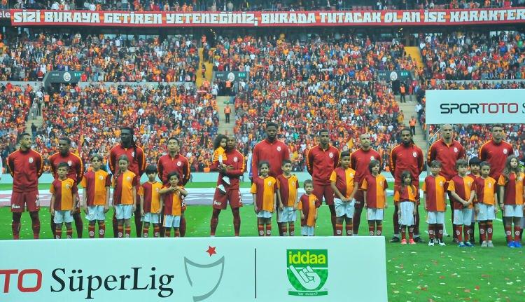 <p>GALATASARAY'IN 21. ŞAMPİYON KADROSU<br />
<br />
2017/2018 SEZONU<br />
<br />
Ayaktakiler: Younes Belhanda, Gary Rodriguez, Bafetimbi Gomis, Nagatomo, Mariano, Ryan Donk, Fernado Reges, Soffianne Feghouli, Jason Denayer, Maicon, Fernando Muslera</p>
