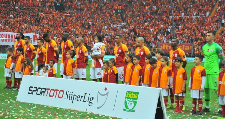 <p>GALATASARAY'IN 22. ŞAMPİYON KADROSU<br />
<br />
2018/2019 SEZONU<br />
<br />
Ayaktakiler: Cristian Luyindama, Younes Belhanda, Nagatomo, Mbaye Diagne, Mariano, Marcao, Fernando Reges, Sofiane Feghouli, Henry Onyekuru, Fernando Muslera</p>
