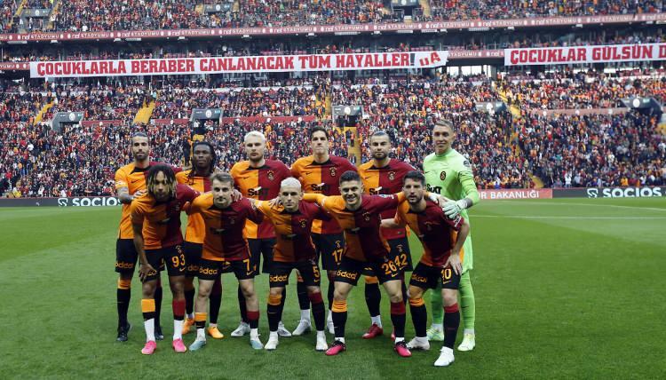 <p>GALATASARAY'IN 23. ŞAMPİYON KADROSU<br />
<br />
2022/2023 SEZONU<br />
<br />
Ayaktakiler: Sergio Oliveira, Sam Adekugbe, Victor Nelsson, Nicolo Zaniolo, Abdulkerim Bardakçı, Fernando Muslera.<br />
<br />
Oturanlar: Sacha Boey, Kerem Aktürkoğlu, Lucas Torreira, Milot Rashica, Dries Mertens</p>
