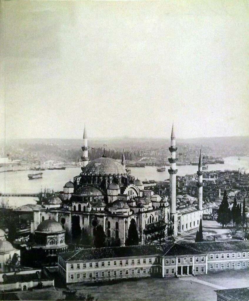 <p>Minarelerin çok daha gelişmiş bir raylı sistem mekanizması üzerine oturtulduğunu ve her yöne yaklaşık 5 derece yatabildiğini görmüşler. Daha derin araştırma yapmak için Edirne’ye, Sinan’ın ustalık<br />
eseri Selimiye Camisi’ne gitmişler.</p>