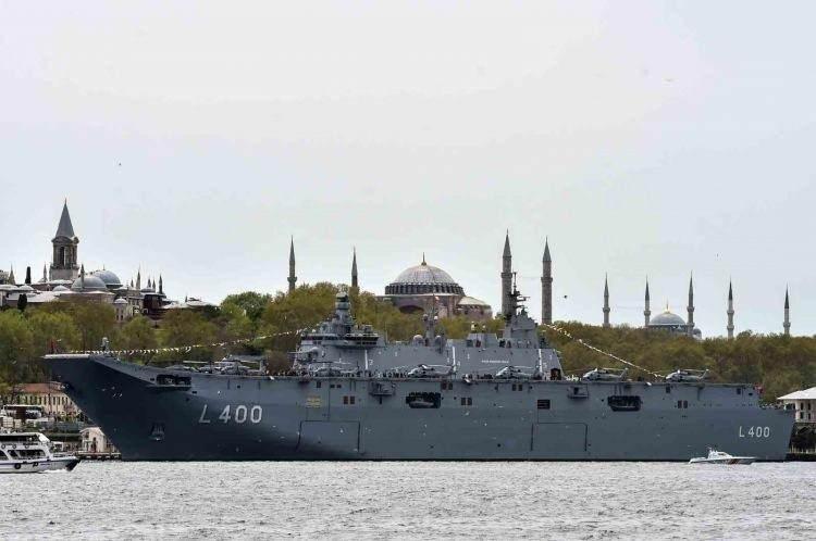 <p>Uçuş güvertesinde;</p>
<p>Toplam 10 helikopter veya 11 adet SİHA konuşlandırılabilecek, hangarında ise 19 helikopter veya 30 SİHA taşıyabilecektir. </p>
<p> </p>