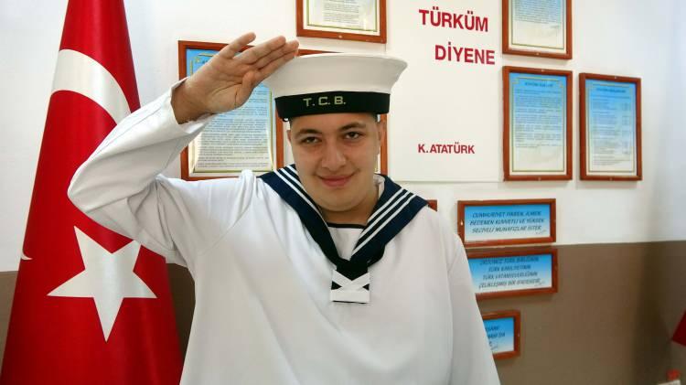 <p>Protokol üyeleri ve temsili askerlik yapan 8 engelli, o sırada Çanakkale Boğazı'ndan geçiş yapan dünyanın ilk SİHA gemisi TCG Anadolu'yu selamladı. Engelli bireylerin temsili askerliği, Çanakkale Deniz Müzesi Komutanlığı'ndaki yemin ve terhis töreniyle sona erdi.</p>
<p> </p>