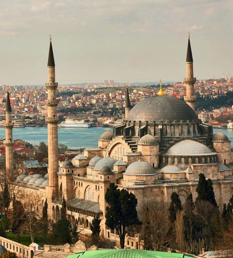<p>Minarelerin uzun ve kısa düzenlenişi, ana kütleyle beraber yapıya modüler sistemde piramidal bir görünüm kazandırır. Uzaktan bakıldığında, birbiri üzerinde göklere yükselen bir merdiven gibi duran bu orantı ustalığı, Hıristiyan öğretide, "Yakub'un Merdiveni" ile anlam bulur.</p>