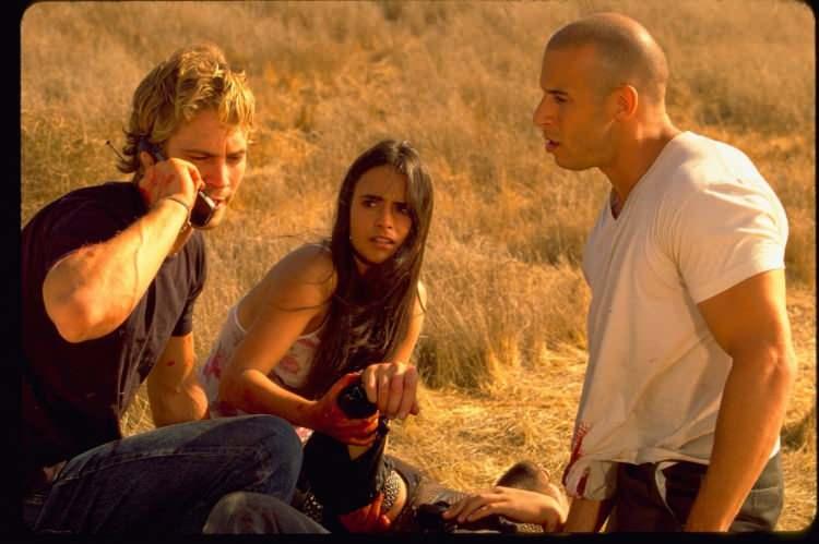 <p><span style="color:#4B0082"><strong>9 - Hızlı ve Öfkeli (2001)</strong></span></p>
<p><span style="color:#4B0082"><strong>(The Fast and the Furious)</strong></span></p>
<p><span style="color:#000080"><strong>Los Angeles Polis Teşkilatı’nda çalışan Brian O’Conner (Paul Walker), araç hırsızlığı olaylarını araştırmak üzere yasa dışı sokak yarışları düzenleyen çetelerin arasına gizli bir kimlikle sızmak için harekete geçer. Önde gelen sokak yarışçılarından biri olan Dominic Torretto’nun (Vin Diesel) kız kardeşi Mia ile flört etmesi, onun için kötü başlangıç olur. Tek çaresi sokak yarışçısı olarak Torretto’ya meydan okumasıdır… Vibe Dergisi’nde yayımlanan bir yazıdan esinlenen ilk filmin senaryosunu Gary Scott Thompson, Erik Bergquist ve David Ayer yazar. Rob Cohen’in yönettiği ‘Hızlı ve Öfkeli’nin hedefi, sokak yarışçılarının alt kültürü üzerinden gelişen eski usul bir aksiyon filmidir. Eleştirmenler hikâyeyi çok beğenmese de özellikle yarış sahnelerini överler. Ama gişelerde gösterdiği başarının ardından yapımcıları hiç vakit kaybetmeden ikinci film üzerine çalışmaya başlarlar.</strong></span><br />
<span style="color:#8B4513"><strong>Toplam bilet sayısı: 179.788 </strong></span><strong><a href="https://www.yasemin.com/" target="_blank"><span style="color:rgb(255, 255, 255)">(Yasemin.com)</span></a></strong></p>