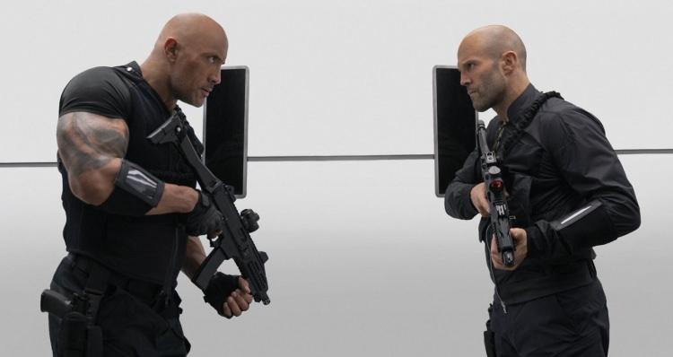 <p><span style="color:#4B0082"><strong>4 - Hızlı ve Öfkeli: Hobbs ve Shaw (2019)</strong></span></p>
<p><span style="color:#4B0082"><strong>(Fast & Furious Presents: Hobbs & Shaw)</strong></span></p>
<p><span style="color:#000080"><strong>Serideki ilk karşılaşmalarından itibaren aralarında “ters elektrik” vardı. Luke Hobbs (Dwayne Johnson) Amerikalı bir yasa adamı, Deckard Shaw (Jason Statham) ise yasa dışı yollardan geçimini sağlayan bir İngiliz'di. Asıl sorun ise birbirlerine benzemeleriydi... Serinin yazarı Chris Morgan, ikisinin arasındaki “Kim daha sert erkek?” rekabetinden, sürekli birbirlerine horozlanmalarından eğlenceli, komik sahneler çıkarmasını bildi. Kendi adlarını taşıyan filmde, laboratuvarda geliştirdikleri bir virüsle öncelikle ‘zayıfları’ yok etmek, dünya nüfusunu azaltmak isteyen Etheon şirketine karşı mücadele ediyorlar. Şirketin asıl hedefi “insanın evrimsel değişimi”ni hızlandırmak, insanı makineyle birleştirmek… CIA tarafından zorla bir araya getirilen Hobbs ile Shaw'un görevi ise virüsün onların eline geçmesini engellemek ve dünyayı kurtarmak...</strong></span><br />
<span style="color:#8B4513"><strong>Toplam bilet sayısı: 1.446.121 </strong></span><strong><a href="https://www.yasemin.com/" target="_blank"><span style="color:rgb(255, 255, 255)">(Yasemin.com)</span></a></strong></p>