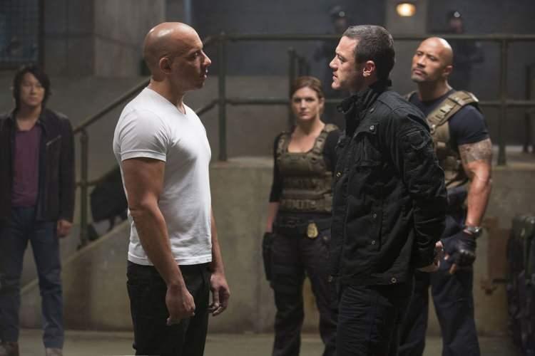 <p><span style="color:#4B0082"><strong>3 - Hızlı ve Öfkeli 6 (2013)</strong></span></p>
<p><span style="color:#4B0082"><strong>(Fast & Furious 6)</strong></span></p>
<p><span style="color:#000080"><strong>Senaryo yazarları, Rio’da yaptıkları büyük vurgunun ardından zengin olan ekibi yeniden bir araya getirebilmek için sahneye James Bond filmlerindeki gibi dünyayı tehdit eden tehlikeli bir suçlu (Luke Evans) çıkarıyorlar. Devlet adına çalışan Luke Hobbs (Dwayne Johnson) da onu yakalamak için bizimkilerin kapısını çalıyor. Torretto’nun (Vin Diesel) bir başka amacı da öldü sandığı Letty’yi (Michelle Rodriguez) bulmak… Paul Walker’ın oynadığı filmde Moskova’daki ilk raundu kötüler kazanırken, Londra’da eşitlik bozulmuyor. İspanya’daki son 2 rauntta ise karşılaşmanın sonucu belli oluyor... İşin aksiyon cephesine bakarsak, tanklı otoban takibi ve finaldeki uçaklı, otomobilli sahne öne çıkıyor. Serinin daha önceki 3 filmini yöneten Justin Lin, aksiyon ve dövüş sahnelerini, çoğunlukla hızlı kurgulanmış yakın planlarla çekiyor.</strong></span><br />
<span style="color:#8B4513"><strong>Toplam bilet sayısı: 1.180.105 </strong></span><strong><a href="https://www.yasemin.com/" target="_blank"><span style="color:rgb(255, 255, 255)">(Yasemin.com)</span></a></strong></p>