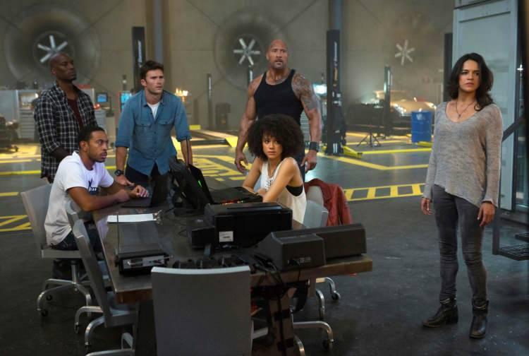 <p><span style="color:#4B0082"><strong>2 - Hızlı ve Öfkeli 8 (2017)</strong></span></p>
<p><span style="color:#4B0082"><strong>(The Fate of the Furious)</strong></span></p>
<p><span style="color:#000080"><strong>Dom (Vin Diesel), Hobbs (Dwayne Johnson) ve arkadaşları, bu kez, Charlize Theron’un canlandırdığı gizemli Cipher’in nükleer başlıklı füzelere sahip olmasını engellemeye çalışıyor. Ama asıl mesele, Dom’un beklenmedik bir hamleyle Cipher’ın yanında yer alması... Önceki filmlerde olduğu gibi, her şey arkadaşların büyük bir aileye dönüşmesiyle ilgili. ‘Hızlı ve Öfkeli 8’ siber terörizm korkusunun ağır bastığı bir film. Hacker’lar bilgisayarlarının başında dünyanın her yerine hâkimler. Sözgelimi, belirli bir bölgedeki otomobilleri otomatik sürücü moduna geçirip tehlikeli bir silaha dönüştürebiliyorlar. Böylelikle New York caddelerinde kaotik bir trafik terörü yaşanıyor. Çaresiz sürücülerin otomobillerine müdahale edemediği, insandaki makine korkusunu tetikleyen bir sahne bu... Öyle ki, yapımcıların “sürücüsüz otomobil” teknolojilerine karşı çıkmak adına bu sahneyi filme koyduklarını düşünmek dahi mümkün. Seride ilk kez yönetmen koltuğuna oturan F. Gary Gray, aksiyon sahnelerinin hakkını veriyor ve kurgu su gibi akıp gidiyor...</strong></span><br />
<span style="color:#8B4513"><strong>Toplam bilet sayısı: 2.656.286 </strong></span><strong><a href="https://www.yasemin.com/" target="_blank"><span style="color:rgb(255, 255, 255)">(Yasemin.com)</span></a></strong></p>