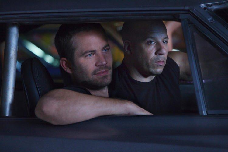 <p><span style="color:#4B0082"><strong>1 - Hızlı ve Öfkeli 7 (2015)</strong></span></p>
<p><span style="color:#4B0082"><strong>(Furious 7)</strong></span></p>
<p><span style="color:#000080"><strong>Bir önceki filmde olduğu gibi kahramanlarımız yine dünyayı kötülerden kurtarmaya çalışıyor; Kurt Russell’ın oynadığı gizli ajan karakterinin teklifiyle devlete dışarıdan hizmet veren bağımsız bir ekibe dönüşüyorlar. Amaçları Tanrı’nın Gözü adlı yazılımı ele geçirip, Jason Statham’ın canlandırdığı intikam peşindeki kötü adamı yakalamak... Aksiyon sahneleri arasında öncelikle Abu Dabi’de otomobilin gökdelenden gökdelene uçtuğu çekimler öne çıkıyor. Yedinci filmdeki otomobil sahnelerinin ortak teması yarış değil, havada uçuş. Sözgelimi, otomobiller uçaktan serbest düşüşe geçiyor; Dominic (Vin Diesel) otomobilini uçuruma doğru sürüyor vb... Deniz kenarında geçen final sahnesi, çekimler sürerken hayatını kaybeden Paul Walker’a ağıt gibi düzenlenen hüzünlü bir elveda niteliğinde. Yönetmen ise daha önce serinin dört filmine imza atan Justin Lin’den bayrağı devralan James Van…</strong></span><br />
<span style="color:#8B4513"><strong>Toplam bilet sayısı: 2.961.089 </strong></span><strong><a href="https://www.yasemin.com/" target="_blank"><span style="color:rgb(255, 255, 255)">(Yasemin.com)</span></a></strong></p>