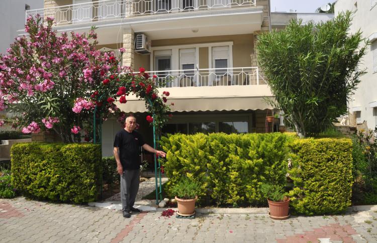 <p>Mustafa Özcan, "Benim çocuklarımı kesmiş. Suç duyurusunda bulundum" dedi. E.Ç. ise duruşmadaki ifadesinde, Özcan'ın evinin önündeki siteye ait alanı özel bahçesi gibi çevirdiğini, denetim kurulu başkanlığı görevi gereği ağaçları kestiğini söyledi.</p>
