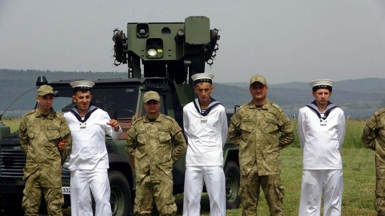 <p>Çanakkale Boğaz ve Garnizon Komutanlığı'nda 8 engelli genç, 'Engelliler Haftası' kapsamında 1 günlük temsili askerlik yaparak, tezkere almanın heyecanını yaşadı. Törende ilk olarak Çanakkale Boğazı'ndan geçiş yapan dünyanın ilk SİHA gemisi TCG Anadolu'yu protokol üyeleriyle birlikte selamlayan bahriyeli olarak askerliğini yapan engellilerin mutluluğuna, aileleri de ortak oldu.</p>

<p> </p>
