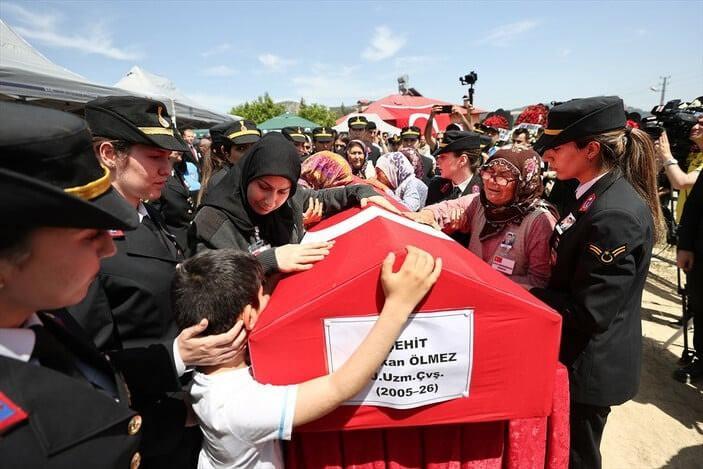 <p>Bugün Mersin şehidine veda etti. Evli ve 2 çocuk babası şehit Serkan Ölmez’in naaşı, önce ailesinin yaşadığı Tarsus ilçesine bağlı Ulaş Mahallesi'nde bulunan evine götürüldü.Cenaze daha sonra tören için Çamlıyayla ilçesinde bulunan Körmenlik Mezarlığı'na getirildi.</p>
<p> </p>
<p>Şehidin Türk bayrağına sarılı tabutu, askerlerin omzunda namazının kılınacağı bölgeye taşındı.</p>