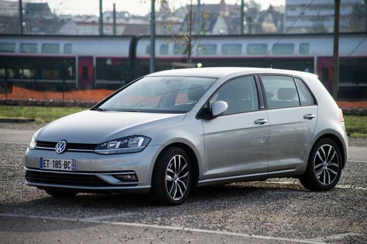 <p>ve 3 bin 137 satışla da VW Golf takip etti.</p>
<p>Söz konusu 10 model, toplam binek satışlarının yüzde 34'ünü oluşturdu.</p>