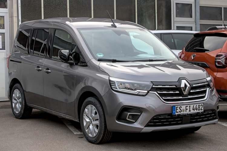 <p>1355 satışla Renault Kangoo,</p>