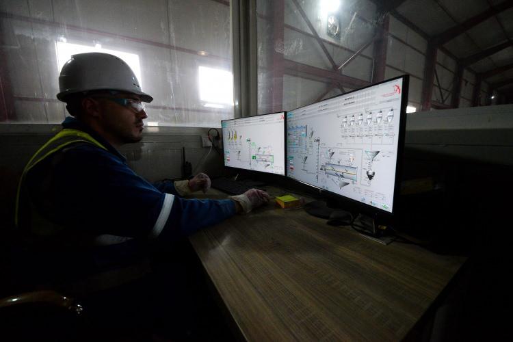 <p> Ancak tüm bu olumsuzlukların ardından Basra’da 12 milyon dolarlık bir bütçeyle çeşitli inşaat malzemeleri üreten bir fabrika kuruldu. </p>
