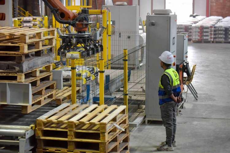 <p>Robotik üretime dayalı bu fabrikada insan değil sadece robotlar hizmet veriyor.</p>
