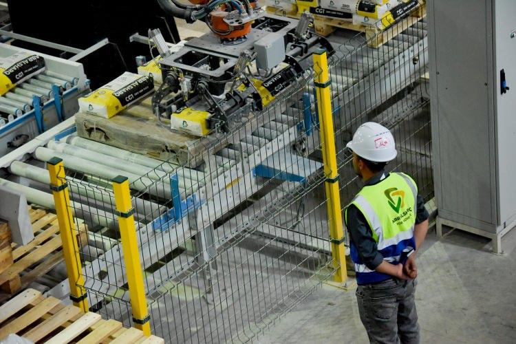 <p>Basra Yatırım Dairesi Başkanı Abdulhüseyin Selman yaptığı açıklamada, fabrikada ilk defa robot kullanıldığını ifade ederek, bununla üretim ve kaliteyi yükseltmeyi amaçladıklarını söyledi.</p>