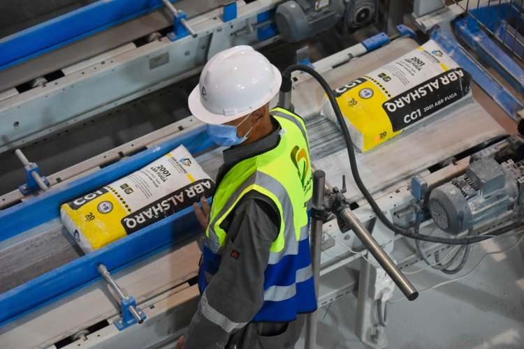 <p>Selman, inşaat malzemeleri ve yapıştırıcı maddeler üreten fabrikanın yıllık üretim kapasitesinin 400 bin ton olduğunu aktararak, "Robotla çalışan fabrikada 16 çeşit inşaat malzemesi üretiliyor. Bu sayı ağustos ayına kadar 30’a çıkarılacak." dedi.</p>