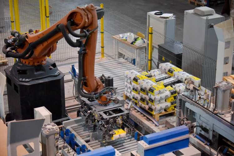 <p>Fabrikada Kalite ve Üretim Sorumlusu Meryem Abdulaziz de "Fabrikada ilk defa Alman yapımı robotlar hizmet veriyor. Tüm robotlar Almanya’dan satın alınarak getirildi. </p>