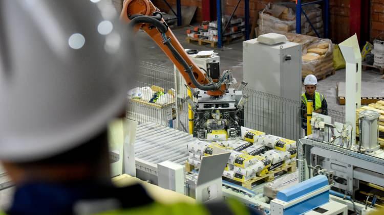 <p>Robotların hizmet verdiği fabrikada üretilen ürünlerimiz, yurt içinin yanı sıra yurt dışıyla da yarışmaya başlayacak." diye konuştu.</p>