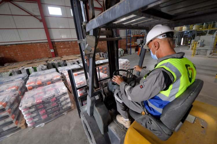 <p>Fabrikanın Yönetim Kurulu Başkanı Seyf Riyad ise üretimdeki aksaklıkların önüne robot kullanarak geçmek istediklerini aktardı.</p>