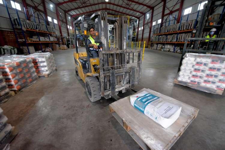 <p>Riyad, "Fabrikada insan yerine robotlar çalışıyor. Üretim kalitesini artırmak ve daha önce insan eliyle yaşanan yanlış işlerin önüne geçmek için robotları tercih ettik." ifadelerini kullandı.</p>