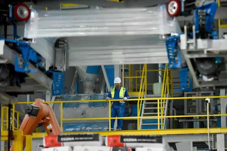 <p>Robotların hizmet verdiği başka bir fabrika daha açmayı düşündüklerini dile getiren Riyad, şunları kaydetti:</p>
<p>"Fabrikadaki üretimin tamamından robotlar sorumlu. Robotlar, üretim sırasındaki en ufak bir hataya karşı bizi anında uyarıyor ve hemen düzeltmeye gidiyoruz. Fabrikada üretime asla insan deli değmiyor.</p>