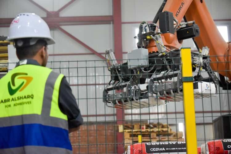 <p>Her şey robotla yapılıyor. Fabrikada halihazırda günlük 1200 tonluk üretim yapılıyor. İlerleyen günlerde günlük 24 bin ton üretime geçeceğiz. Üretim artışı için robot ve makinaları da artıracağız."</p>