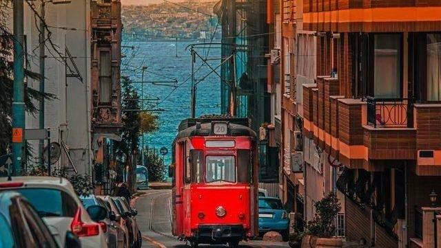 <p><span style="color:#B22222"><strong>KADIKÖY</strong></span></p>

<p><strong>Anadolu yakasının en eğlenceli yerlerinden biri olan Kadıköy rivayete göre, 8.yüzyılda Megara’lı göçmenler tarafından “Khalkedon” adıyla kuruldu. Fatih Sultan Mehmet buranın fethinde bakımsız bir köy olduğunu düşünerek bu ilçenin bakımını üstlenmesi için bir kadı tayin etti. Bundan sonra ilçenin ismi “Kadıköy” olarak anılmaya başladı.</strong></p>

