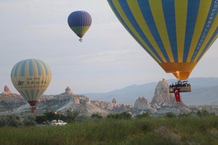 <p>Balon pilotu Bekir Güneş, gazetecilere, tüm milli bayramlarda Türk bayraklarını gökyüzünde dalgalandırdıklarını belirterek, "Kapadokya'nın vazgeçilmezi olan sıcak hava balonlarıyla bu anlamlı günde bayrağımızla uçmak bize onur verecek. Bölgeye gelen misafirlerimize ayrı bir görüntü sunacağız." dedi.</p>
