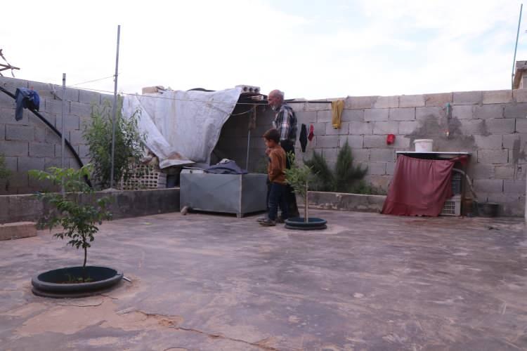 <p>Suriye'de siyasi çözümün hayata geçememesi ve çadırlarda yaşamın zor olması nedeniyle bölgede faaliyet yürüten yardım kuruluşlarını barınma krizine çözüm için son 2 yılda briket ev projelerine yöneldi. </p>
