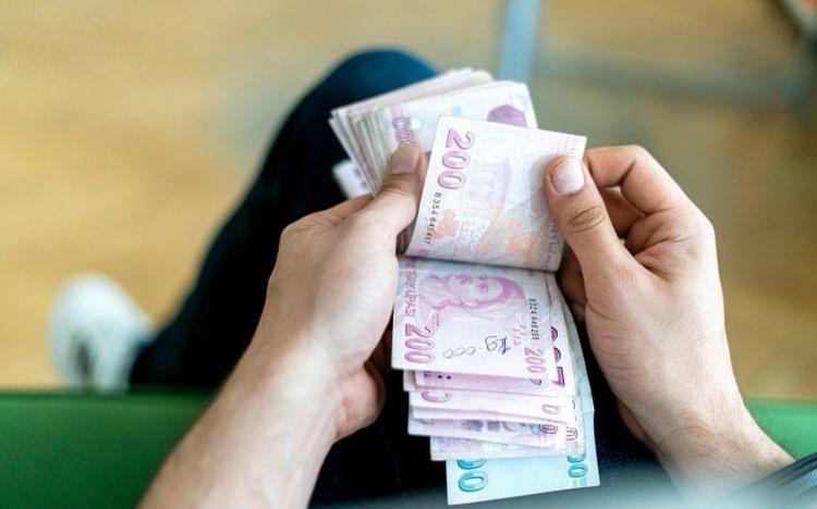 <p> Çalışma ve Sosyal Güvenlik Bakanı Vedat Bilgin, asgari ücrete ara zam konusunda çalışmaların hazır olduğunu ve 500 dolar sinyali sonrası maaş zammı için ilk tahminler gelmeye başladı.</p>
