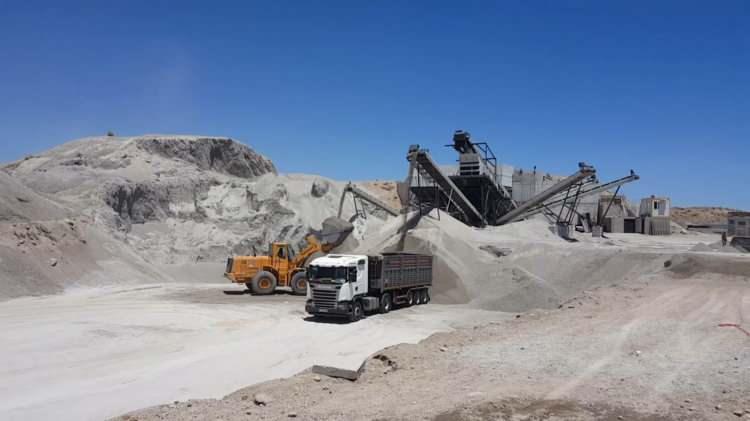 <p>Pomzacılarımız bu konuda bir hayli mağdur. Bu nedenle bu önemli madenden yeteri kadar katma değer elde edemiyor ve değerlendiremiyoruz. Oysaki 11 ilimizi etkileyen son asrın depreminde kaliteli ve hafif yapıların ne kadar önemli olduğunu bir kez daha yaşayarak gördük. Kentte yaklaşık 40 bims üreticisinin olması ve yanı sıra ufak işlemlerle birlikte 10 bin kişiye istihdam sağlıyor olması sektörün ne kadar önemli olduğunu ortaya koymaktadır. Bunun yanında bims ve pomza toplamında yılda yaklaşık 3 milyar ekonomik gelir sağlaması oldukça önemli. Fakat bunun teşviklerle, enerji destekleriyle bu üreticilerimize destek sağlanması gerekmektedir. Maliyetleri aşağılara çekmek ve madeni iç bölgelere de satabilmek adına bu konuyla ilgili güdümlü projelere ihtiyaç var. Bunun yanı sıra özellikle lojiktik merkezinin burada acil olarak kurulması gerekmektedir” diye konuştu.</p>