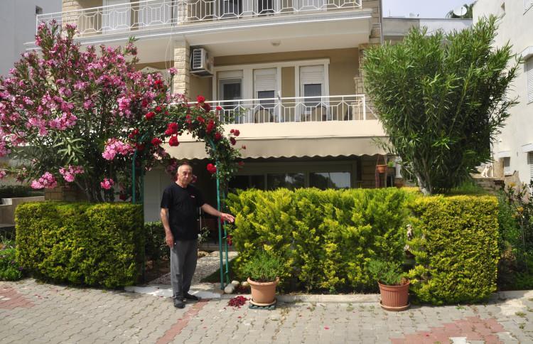 <p>'TEDAVİMİ YARIM BIRAKARAK YOLA ÇIKTIM'</p>
<p>Mustafa Özcan, yaptığı açıklamada, komşusunun kendisine telefon açmasıyla evinin önündeki 13 yıllık limon çamı ağaçlarının kesildiğini öğrendiğini söyledi. Mustafa Özcan, "O sırada sağlık sorunum nedeniyle Ankara'da bulunuyordum. Akşamüzeri komşumun telefon etmesiyle olayı öğrendim. Hemen jandarmayı aradım. Jandarma ekipleri geldiğinde E.Ç., 6 limon çamı ağacımı kesmiş, 7'ncisini kesmeye çalışıyormuş. Jandarma ekipleri suçüstü yapıp karakola götürmüş. Tedavimi yarım bırakarak hemen Ankara'dan yola çıktım, gece saat 02.30 sıralarında eve geldim. Gördüğüm manzara içler acısıydı" dedi.</p>