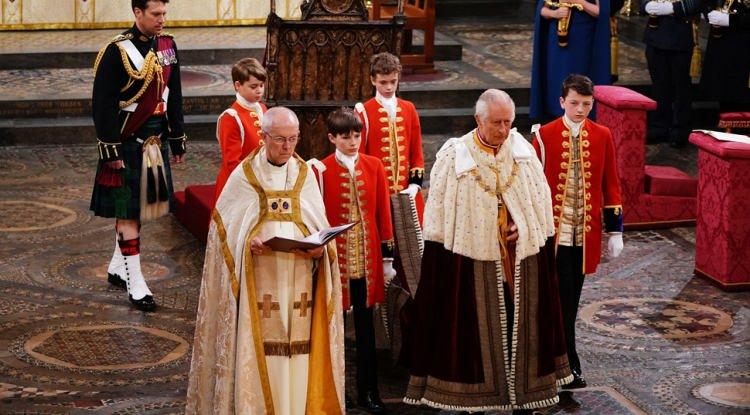 <p><span style="color:#FF0000"><strong>İngiltere'de tarihi yeniden yazan Kral III. Charles'ın taç giyme töreni, her ayrıntısıyla dünya basının odak noktası haline geldi. 6 Mayıs'ta gerçekleştirilen törenle ilgili bir detay ise dikkat çekti. Törene sponsor olan dünya devi markaları geri plana atan bir Türk markasının hamlesi yoğun ilgi gördü. </strong></span></p>
