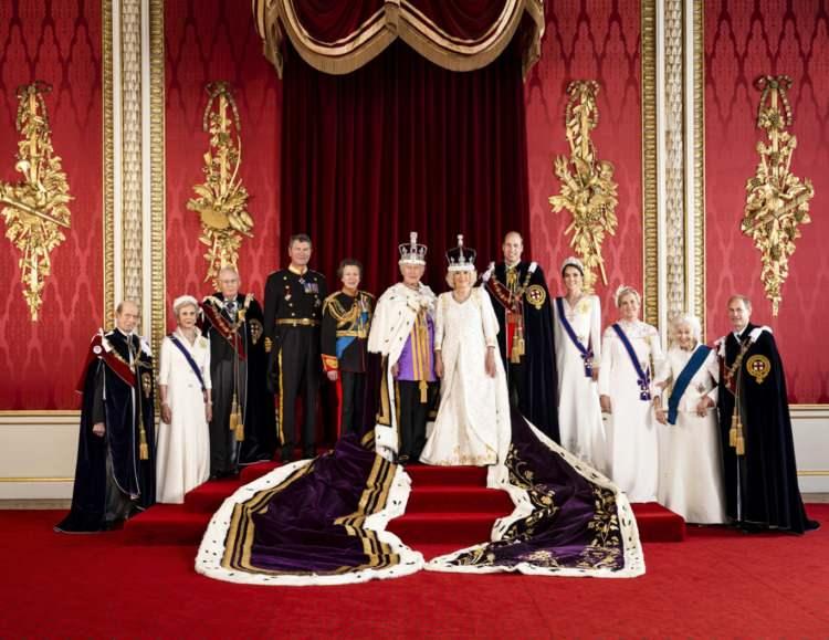 <p><span style="color:#000000"><strong>Kraliçe II. Elizabeth'in 70 yıllık taht serüvenin ardından köklü bir değişimle gündeme gelen İngiliz Kraliyet Ailesi, geçtiğimiz günlerde Kral III. Charles'ın taç giyme töreniyle dünya basınında büyük yankı uyandırdı.</strong></span></p>
