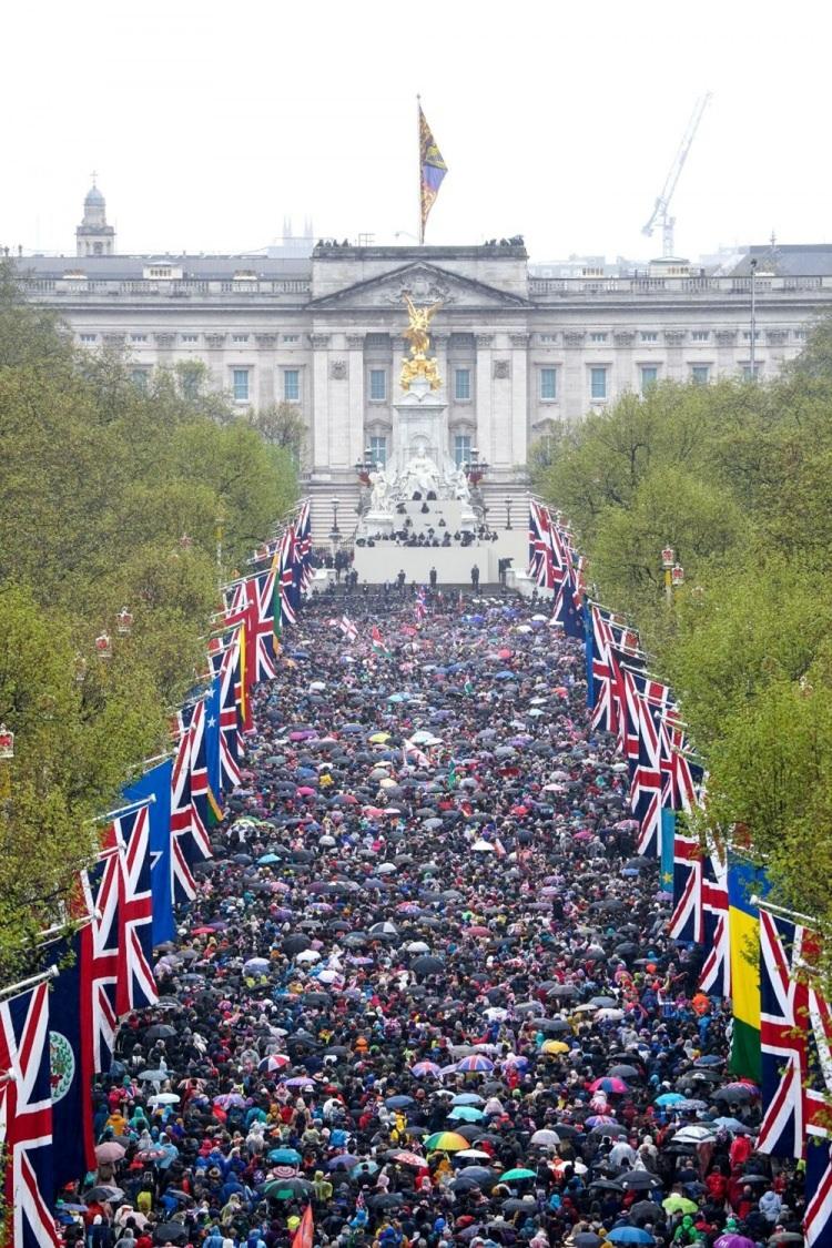 <p><span style="color:#000000"><strong>Dünya liderleri başta olmak üzere binlerce davetlinin katıldığı taç giyme töreni için milyarlarca sterlin harcanırken, vatandaşlar sokaklara döküldü.</strong></span></p>
