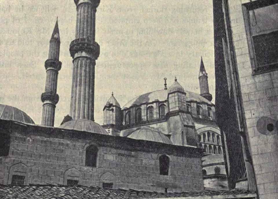 <p>İki yıl süresince tonlarca taş zeminin üzerinde beklemiş. İnşaatçıların kullandığı "zeminin oturması" denen bir olay vardır. Sinan da Selimiye'nin zeminini önceden sıkıştırarak,bu şekilde zeminin oturmasını sağlamıştır. </p>