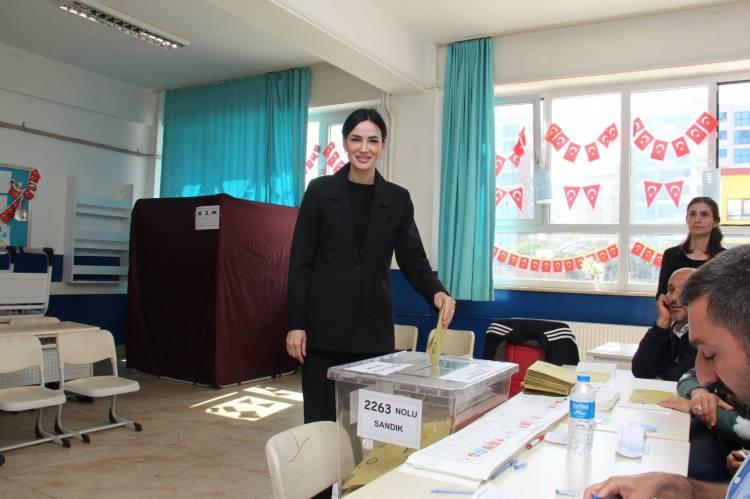 <p>Seda Sarıbaş</p>
<p>Türkiye Güzeli<br />
<br />
(AK Parti- Aydın)</p>