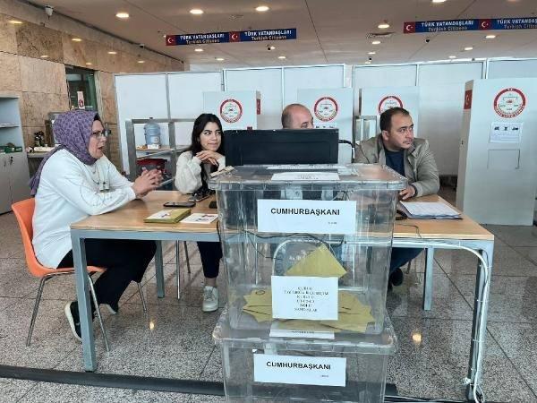 <p>Yurt dışında oy kullanma işleminin sona ermesinin ardından oylar, 14 Mayıs'taki seçimlerde olduğu gibi, YSK'nın belirlediği yöntemlerle yüksek güvenlik altında, diplomatik kuryelerle Türkiye'ye getirilecek.</p>
