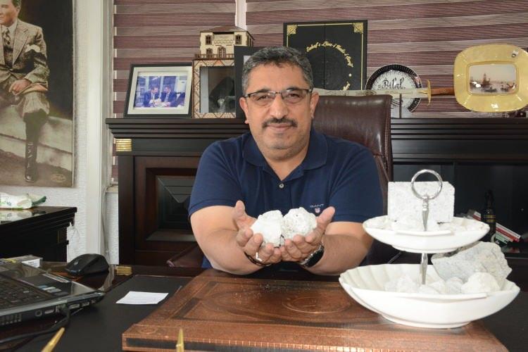 <p>Dünyada bulunan toplam rezervin yüzde 40’ının Türkiye’de, Türkiye’deki rezervin ise yüzde 70’inin Bitlis’te bulunduğuna işaret eden TATSO Başkanı Bilal Adabağ, “Beyaz altın olarak tabir edilen pomza madeninden üretilen günlük ortalama 250 kamyon bimsi (briket) İç Anadolu, Güneydoğu ve Doğu Anadolu Bölgesine, yurt dışına ise Gürcistan’a göndermekteyiz. Bu da günlük olarak 5 milyonluk bir ciroya tekabül etmektedir. Yıllık olarak ise 2 milyar lira bims, 1 milyar lira da pomza madeni olmak üzere kente toplamda 3 milyar liralık bir ekonomik gelir sağlamaktadır. Ancak burada üreticilerimizin en büyük sıkıntısı, üretilen ürünü gideceği yere kadar ulaşmasındaki giderlerdir. Bu gider neredeyse üretim maliyetinin iki katına çıkıyor. Bundan dolayı pazarda maalesef sıkıntılar yaşanmaktadır. Buna bağlı olarak kar marjları da düşmektedir” dedi.</p>