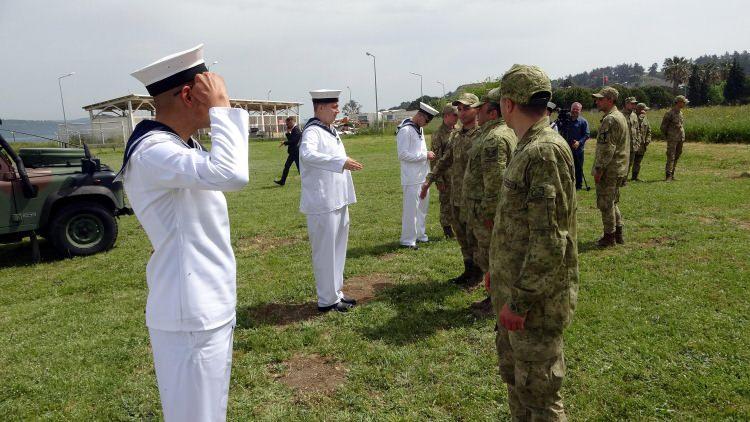 <p>Komutana selam vereceğim. Askerler sağ olsun beyaz kıyafetlerimi, siyah botlarımı giydirdiler onlarla törene katıldım" diye konuştu.</p>
<p> </p>