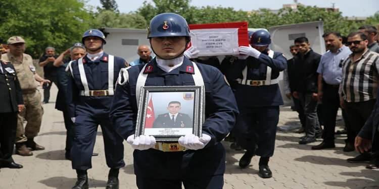 <p>Jandarma Uzman Çavuş Gaffar Mayik'in cenazesi de Şanlıurfa'nın Bozova ilçesinde toprağa verildi.Şehit Mayik'in naaşı, Bozova'nın Yavuz Selim Mahallesi Saray Caddesi'nde baba evinde helallik alınmasının ardından Hacı Gülli Gül Camisi'ne getirildi.</p>
