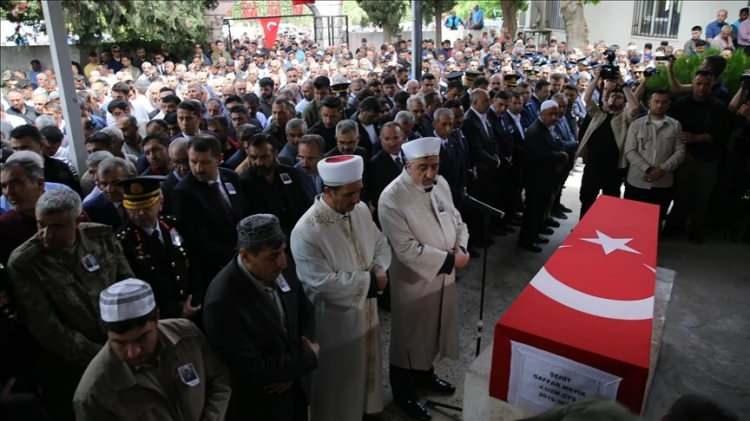 <p>İl Müftüsü Ramazan Tolan'ın kıldırdığı cenaze namazının ardından şehit Gaffar Mayik'in cenazesi camiden çıkarılırken vatandaşlar, "kahrolsun PKK" ve "şehitler ölmez, vatan bölünmez" şeklinde slogan attı.Şehidin naaşı, Bozova Asri Mezarlığı'na getirildi, burada saygı duruşunda bunuldu, Mayik'in biyografisi okundu.</p>

<p> </p>

<p>Duanın ardından şehit Gaffar Mayik'in cenazesi toprağa verildi.</p>

<p> </p>

<p> </p>
