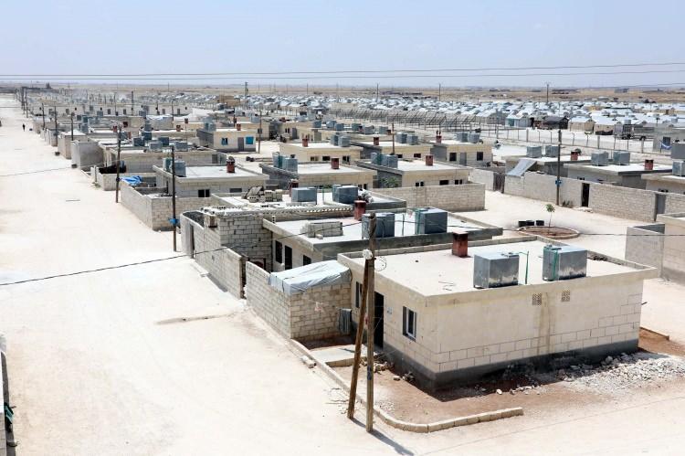 <p>60, 80 ve 100 metrekare olacak şekilde evler yapılacak, tamamen hayır vakıflarının ortaya koyduğu destek ve yardımlarla yapılacak. 240 bin konut yapılacak ve 1 milyon insan geri dönecek. Bunları 2 ila 3 yıl içerisinde bitirebileceğimizi değerlendirdik." ifadelerini kullanmıştı.</p>