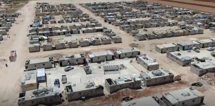 <p>İdlib’de Suriye Ordusu ve destekçilerinin saldırıları nedeniyle İdlib’den Bab ilçesine göç eden sivillerden Halid Şeyh Diy, "Bab’daki Ezrek Çadır Kampı'nda yazın sıcak kışın soğuk oluyordu. Çadırlarda çok zor günler yaşadık. Çok şükür bize konut yapıldı. Buraya yerleştik. Durumlar iyi oldu. Su ve hizmetler var. Türkiye’ye teşekkür ederiz." diye konuştu.</p>