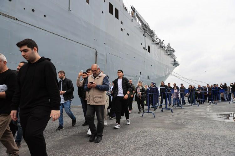 <p>Sarayburnu Limanı'nda demirleyen TCG Anadolu'yu ziyaret etmek isteyen vatandaşlar, gruplar halinde içeri alındı. </p>
