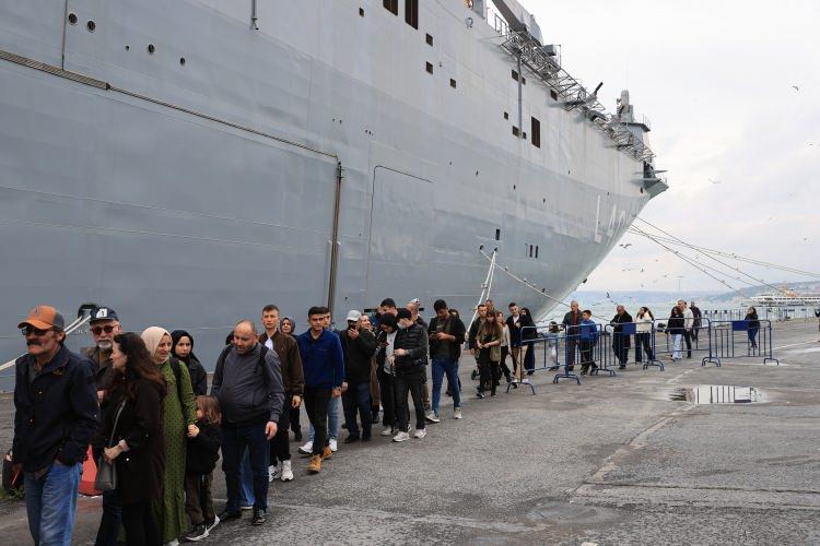 <p>Ailece Pendik'ten geldiklerini söyleyen Arif Dalseçkin ise ziyaret için özellikle 19 Mayıs'ı seçtiklerini ve gemiyi çok beğendiklerini ifade etti.</p>
<p> </p>