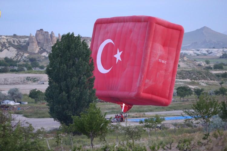 <p>Kapadokya'da sıcak hava balonları, 19 Mayıs Atatürk'ü Anma, Gençlik ve Spor Bayramı dolayısıyla Türk bayrakları ve Atatürk posterleri ile uçtu.</p>
