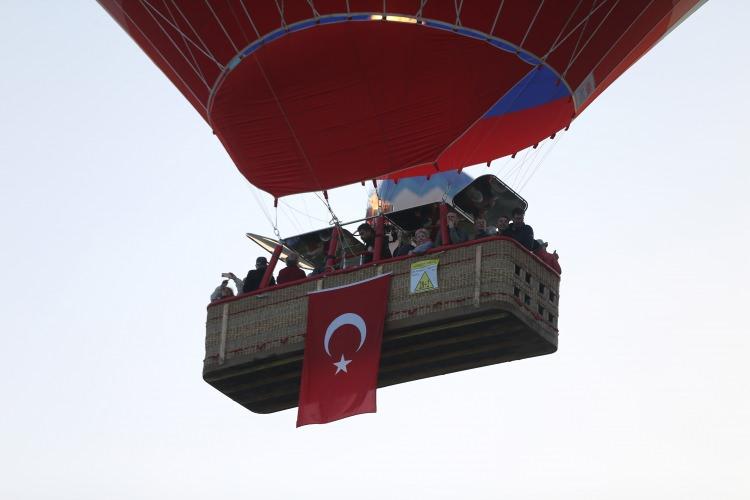 <p><strong>Kapadokya'da balonlar Türk bayrakları ve Atatürk posteri ile uçtu</strong></p>

<p> </p>

<p> </p>
